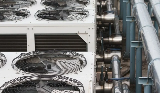 Estratégias de Refrigeração para Data Centers: Sala, Fileira, Rack e Híbrido