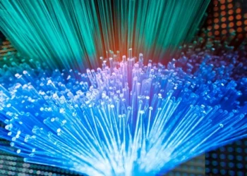 Espalhamento em Fibras Ópticas: Raman, Rayleigh e Brillouin