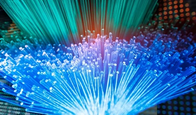 Espalhamento em Fibras Ópticas: Raman, Rayleigh e Brillouin